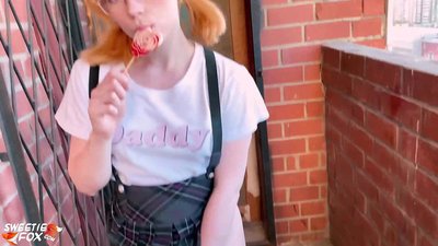 Schoolgirl Sucks jej kutasa głęboko i fucks zamiast klas.